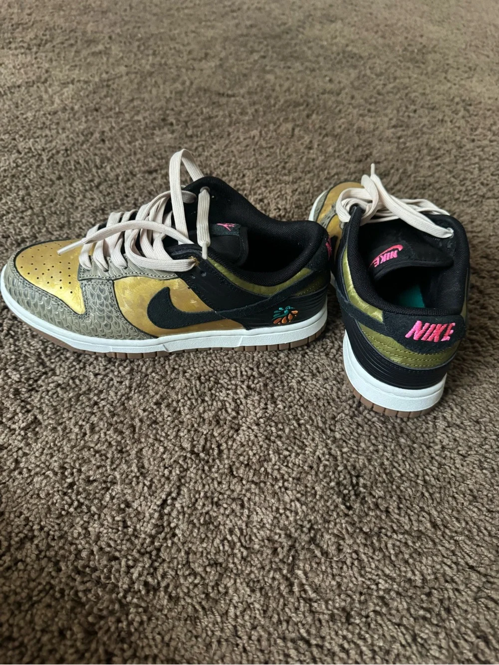 Nike Low-Top Sneakers in Yellow, Black and Pink